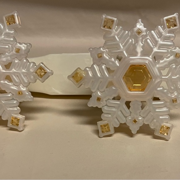 Bath and Body Works Gold & Cream Winter Snowflake Wallflower Plug-Ins, Set of 2 - Picture 3 of 5